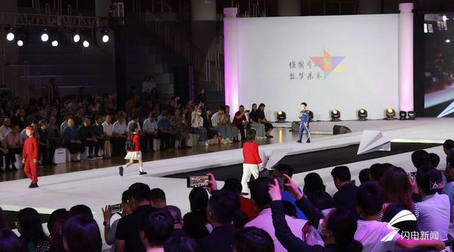 2024“七一”新时代青少年儿童校服时尚风采展示活动在京星空中国体育网站举行(图1)