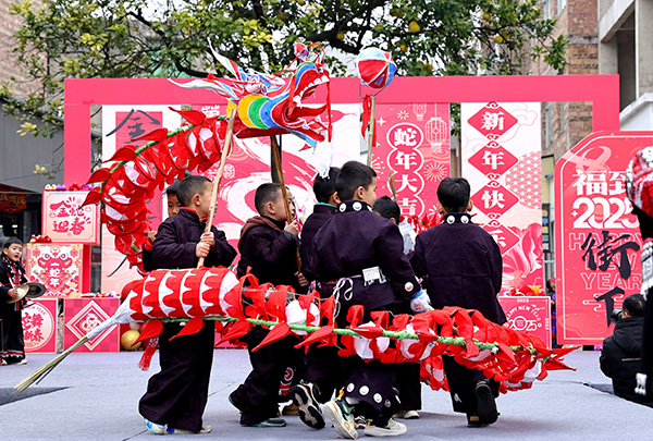 贵州施秉:幼儿“两龙”舞县城 演绎“灯会”迎新年(图2)