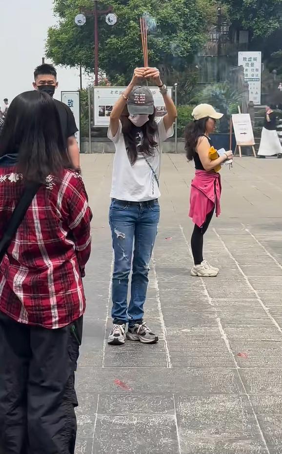 55岁莫文蔚在重庆烧香又瘦又高老得太快外籍老公倒是很年轻(图4)