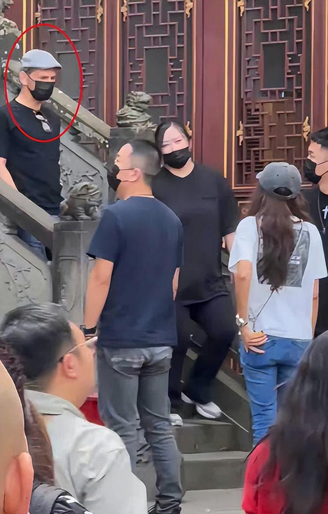 55岁莫文蔚在重庆烧香又瘦又高老得太快外籍老公倒是很年轻(图7)