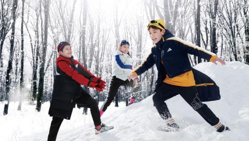 应变冬日有“益”思 阿迪达斯发布冬季儿童新品 助力儿童玩转多变穿搭(图4)