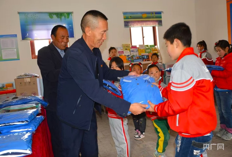 十年如一日 甘肃环县公路段工人杨彦福爱心助力山区孩子圆梦(图2)