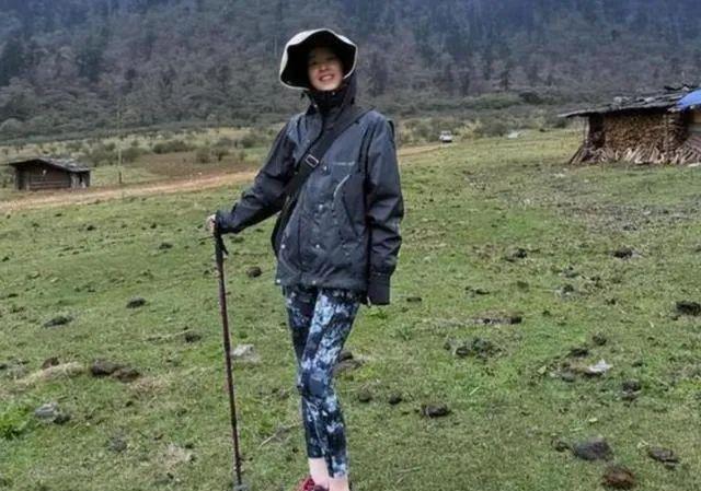 章泽天在意大利登山背双肩包哪像31岁孩子妈扎高马尾太显嫩了(图3)