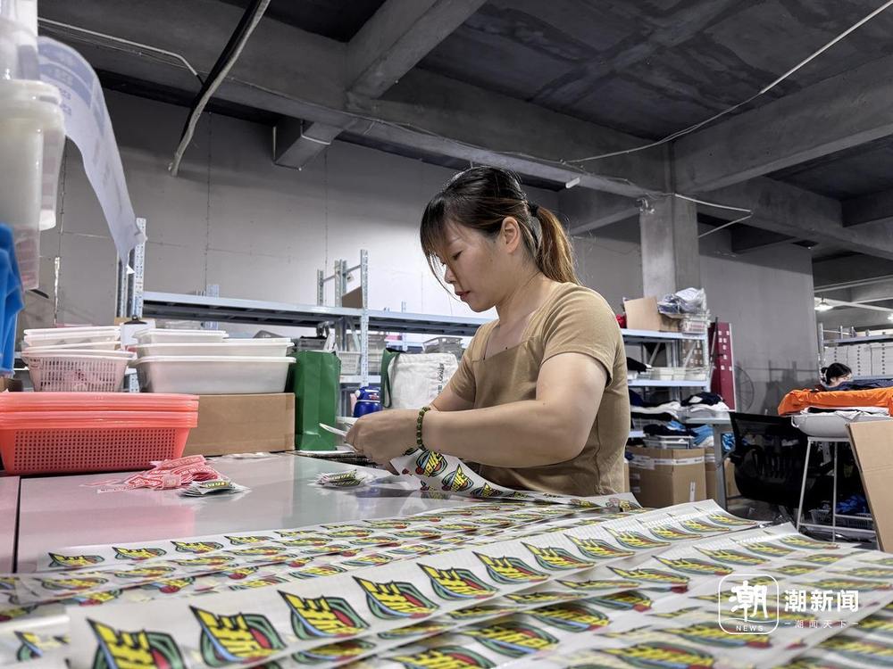 一天定制战袍1700件厂哥厂妹们的“浙BA”：想去现场看比赛(图3)