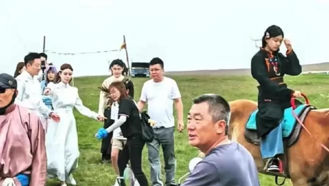 马筱梅带汪小菲一双儿女现身机场！玥儿个子高挑仪态越来越自信(图6)