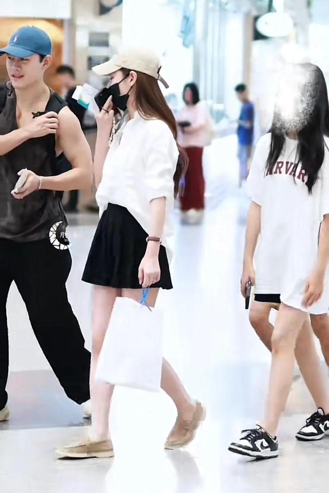 马筱梅带汪小菲一双儿女现身机场！玥儿个子高挑仪态越来越自信(图5)