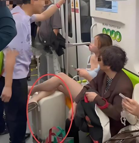 上海地铁女子踹男子裆部后续官方介入处理结果曝光全网炸锅(图3)