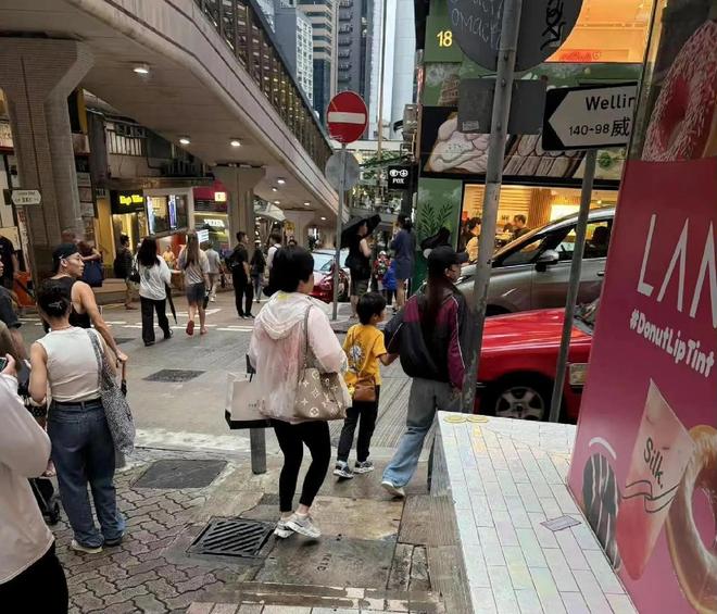 杨颖带儿子香港逛街8岁小海绵牵着妈妈的手很依赖 外婆拎LV同行(图2)