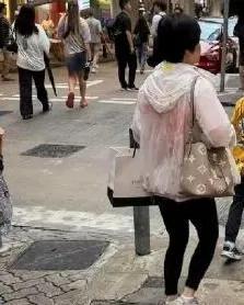 杨颖带儿子香港逛街8岁小海绵牵着妈妈的手很依赖 外婆拎LV同行(图5)