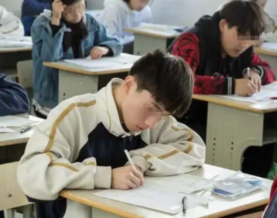 高考680分表弟嘲讽我废物我笑着掏出彩票：真巧我中了六千八百万(图1)