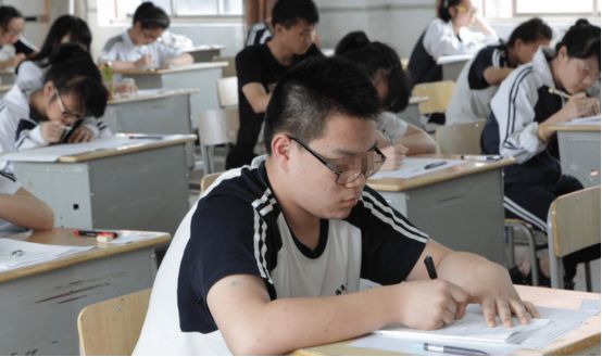 高考680分表弟嘲讽我废物我笑着掏出彩票：真巧我中了六千八百万(图2)