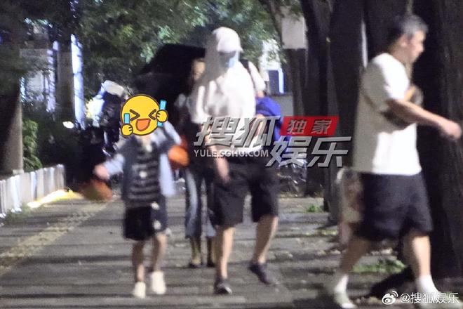 葛优携儿子外出吃饭小61岁儿子全身照曝光父子同框温情满满(图3)