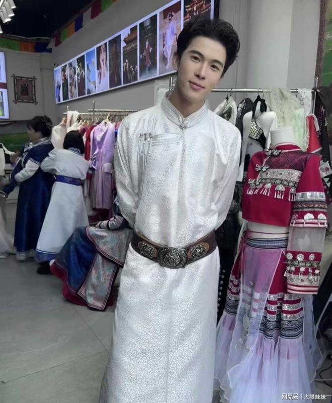 被韩安冉称骗婚后宋浩然现身内蒙古开心与女网友合影很帅气(图1)