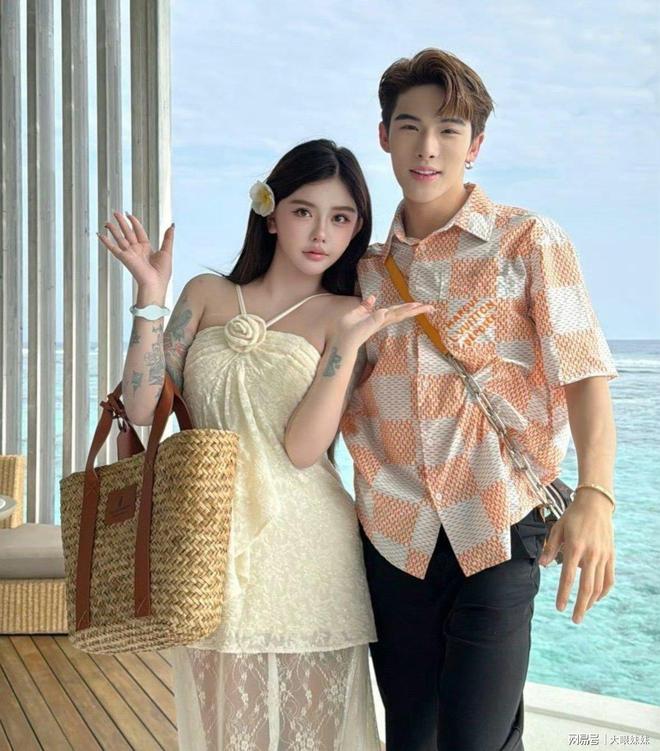 被韩安冉称骗婚后宋浩然现身内蒙古开心与女网友合影很帅气(图4)