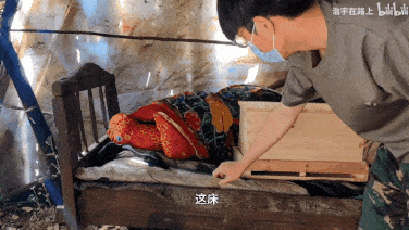 香港情侣在5平米廉租房中的一幕彻底撕开了穷人最心酸的遮羞布！(图4)