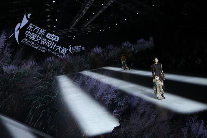 演绎户外运动新风尚东方杯•2025中国女装设计大赛获奖作品展示(图3)
