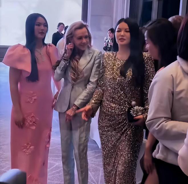 李湘为女铺路太过带16岁王诗龄硬往何超琼霍启刚等大佬圈层挤(图12)