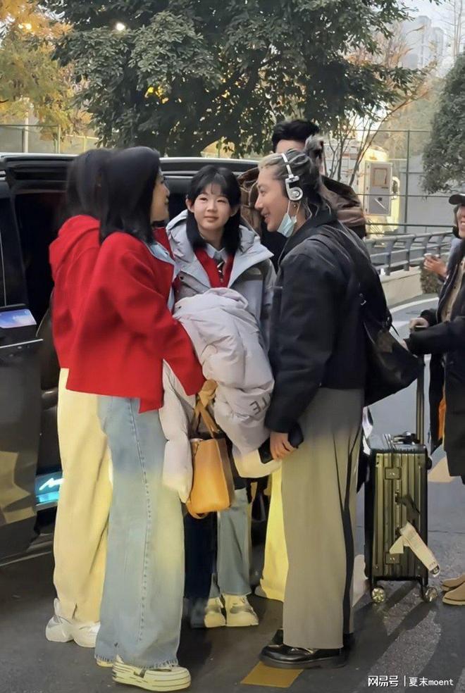 陆毅鲍蕾成都同框13岁女儿身高170cm引蒋勤勤羡慕(图2)