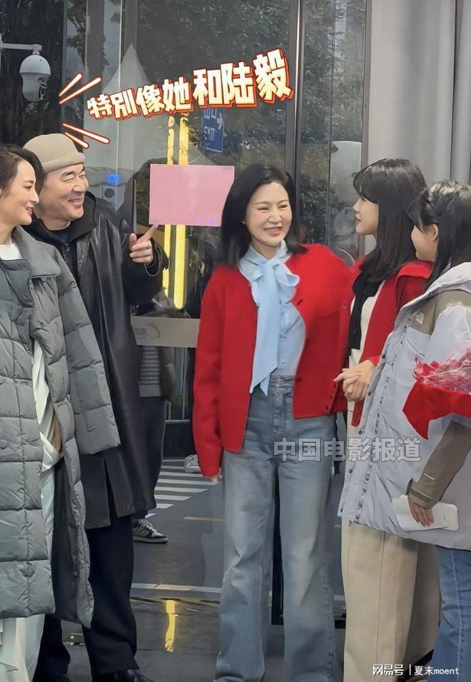 陆毅鲍蕾成都同框13岁女儿身高170cm引蒋勤勤羡慕(图3)