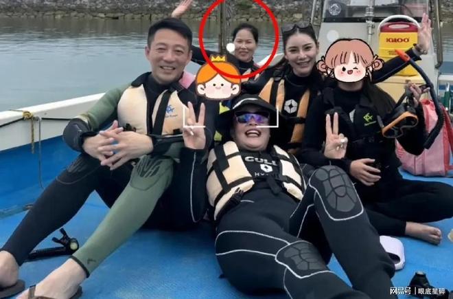 汪小菲一家元旦逛街9岁箖箖1米6瘦高个牵手杨阿姨(图3)