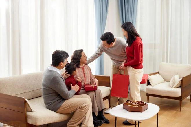 有退休金：儿女给钱衣服鞋子大方收下东西尽量用但钱别花(图4)