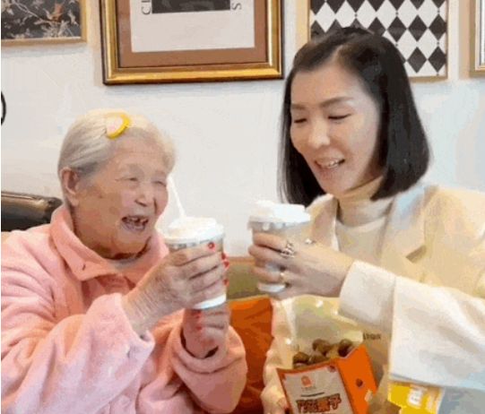 有退休金：儿女给钱衣服鞋子大方收下东西尽量用但钱别花(图3)