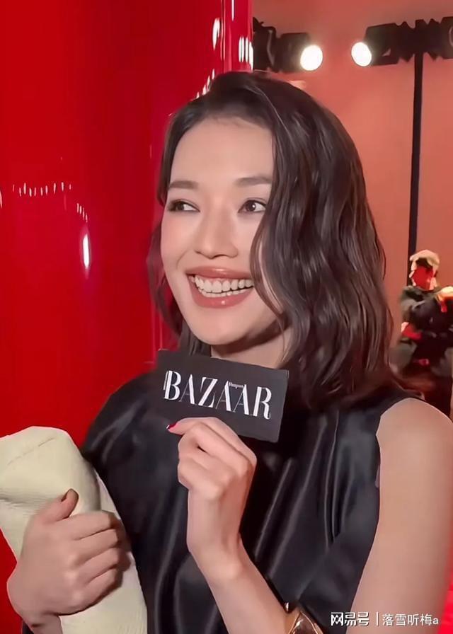 米兰时装周：舒淇好美叶童秀腹肌男团成员像小孩穿爸爸衣服(图2)